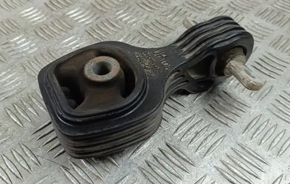 Honda CR-V Engine mount bracket
