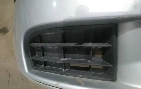 Volkswagen Golf V Front bumper lower grill
