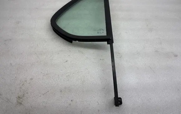 Rear vent window glass