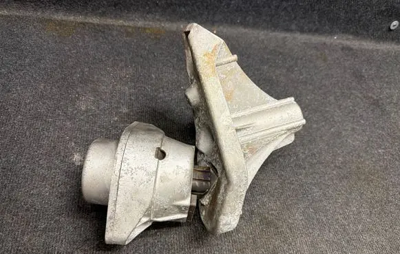 Chevrolet Camaro Engine mount bracket P23425127 8404682