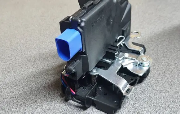 Volkswagen Golf V Rear door lock 3D4839015A