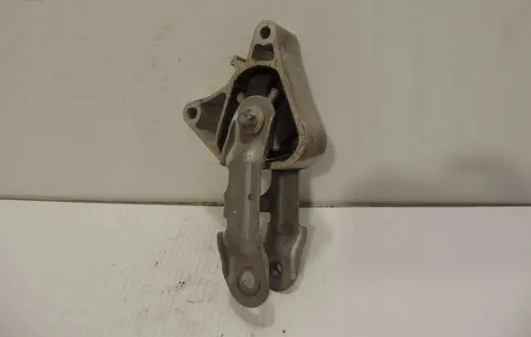 Mercedes-Benz CLA C117 X117 W117 Engine mount bracket A2462300809