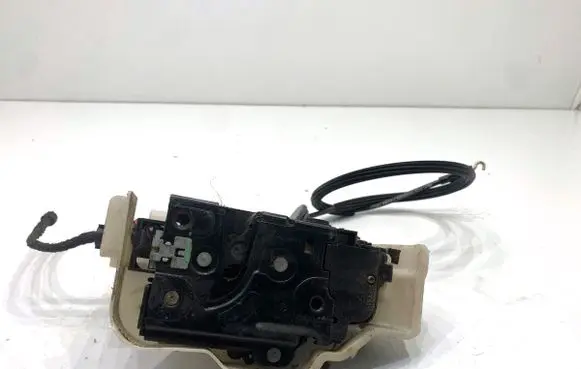Volkswagen Touran I Rear door lock 7L0839016