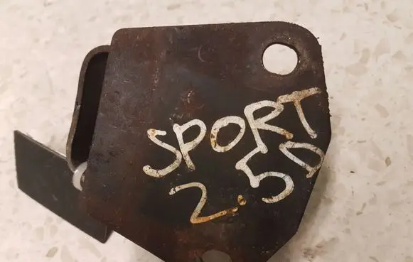 Mitsubishi Pajero Sport I Engine mount bracket