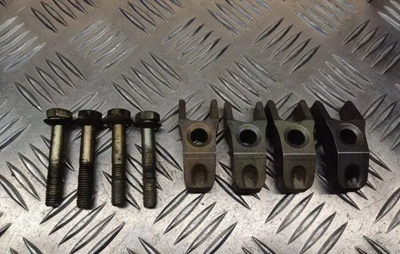 Audi A4 S4 B5 8D Fuel Injector clamp holder 