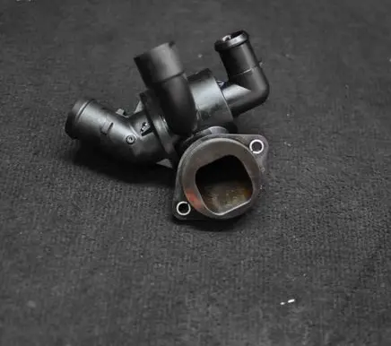 Volkswagen PASSAT B7 Thermostat housing 03L121111AE