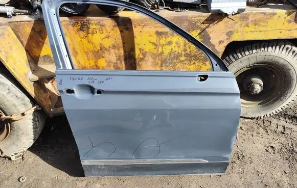 Volkswagen Tiguan Front door 5NA831312