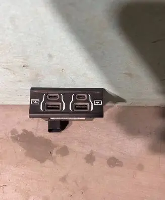 Dodge PickUp RAM SRT-10 USB socket connector P68487349AB T0351E6211 K3466960