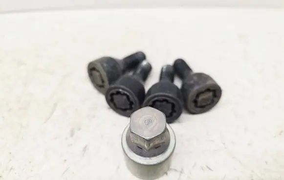 Nissan Qashqai J12 Anti-theft wheel nuts and lock 402226PA1A