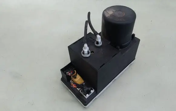 Audi A4 S4 B5 8D Central locking vacuum pump 8L0862257E