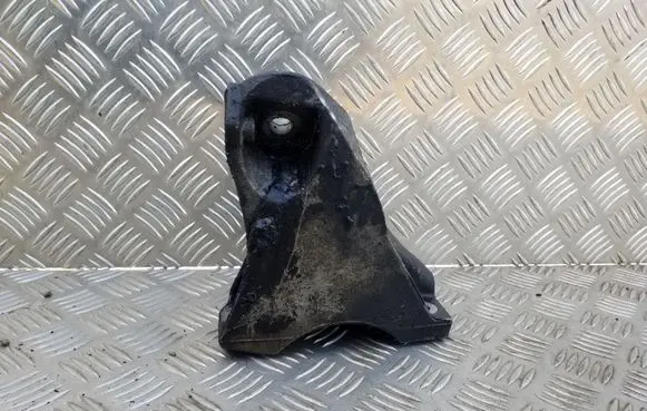 Engine mounting bracket