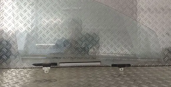 Toyota Corolla E120 E130 Front door window glass four-door 43R00011