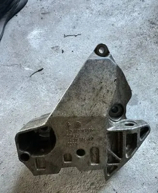 Engine mounting bracket