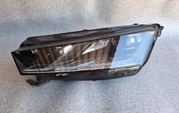 Skoda Octavia Mk4 Headlight/headlamp 5E4941015A 030111823300 LE18A6419
