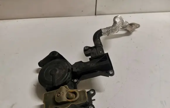 Audi A5 8T 8F Oil breather separator 06H103495