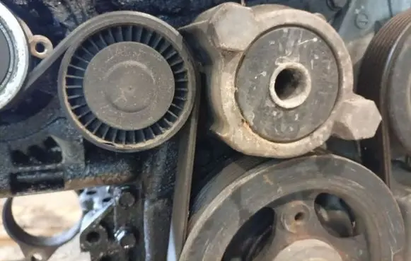 Toyota Corolla Verso AR10 Generator/alternator belt tensioner