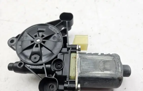 Audi Q3 F3 Front door window regulator motor 0130822077 E850202101