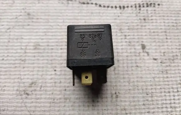 Audi A4 S4 B5 8D Other relay 0332204151