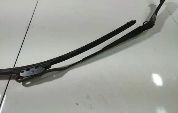 Mitsubishi Grandis Front wiper blade arm 