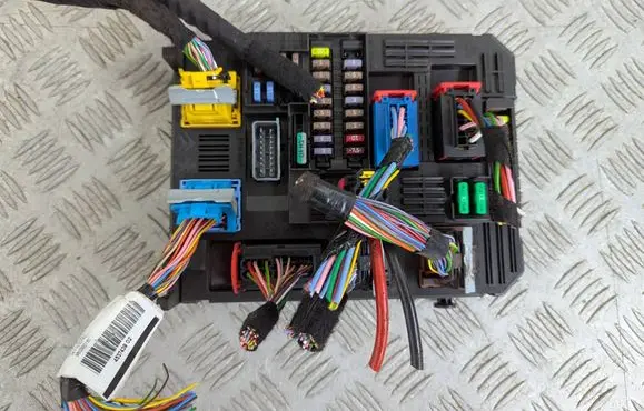 Opel Grandland X Fuse module 9830805680