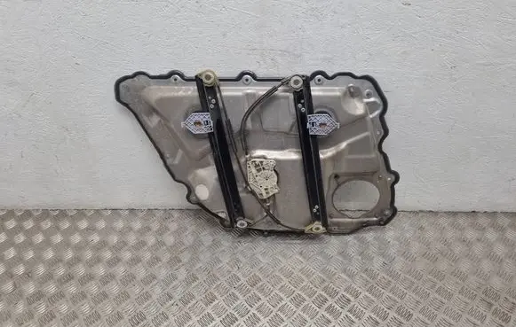 Rear window lifting mechanism without motor