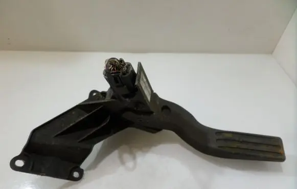 Ford Mondeo Mk III Accelerator throttle pedal 1S719F836BB 107200000808