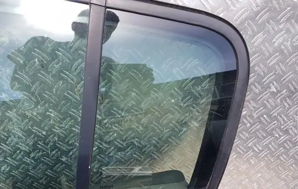 Renault Megane II Rear vent window glass 