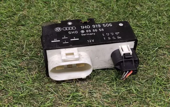Volkswagen Golf III Coolant fan relay 1H0919506 898658