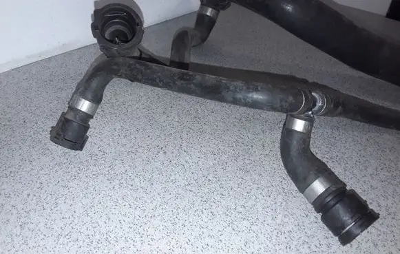 Engine coolant pipe/hose