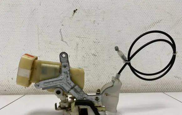 Toyota Yaris Front door lock 
