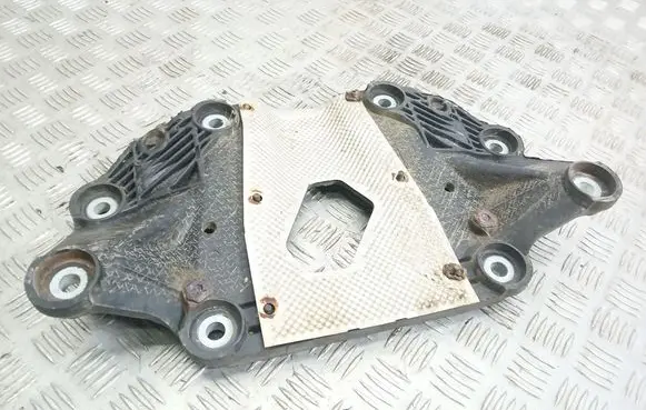 Volvo XC70 Rear differential/diff mount bracket 8646143