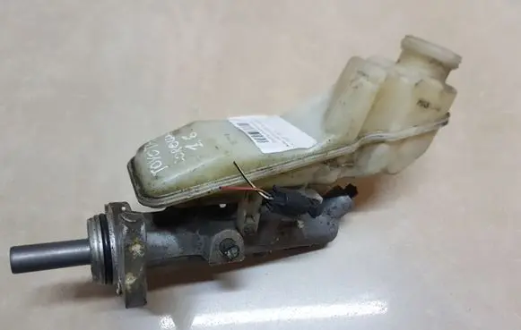 Toyota Corolla E120 E130 Brake fluid reservoir 