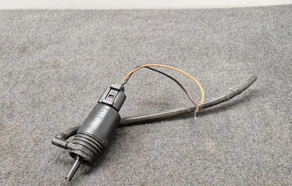 BMW X3 E83 Windscreen/windshield washer pump 8377612