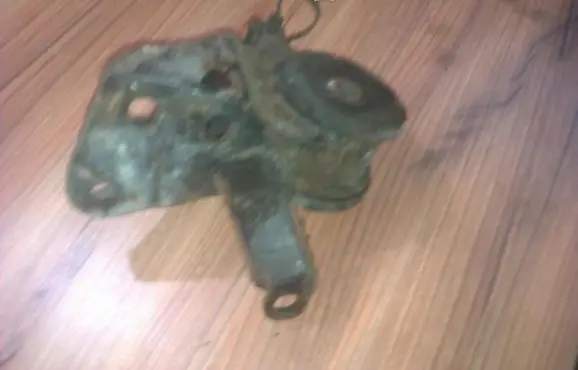 Mazda 626 Engine mount bracket