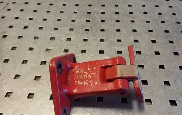 Tailgate/trunk/boot hinge