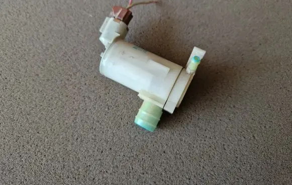 Nissan Patrol Y61 Windscreen/windshield washer pump