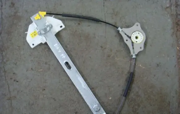 KIA Rio Front window lifting mechanism without motor