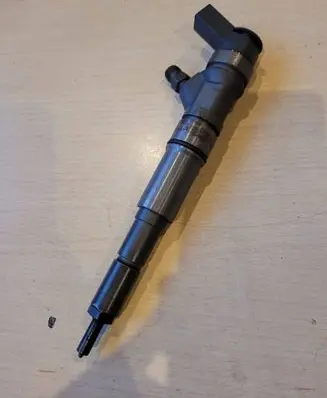BMW 1 E81 E87 Fuel injector 0445110209 58517 2529
