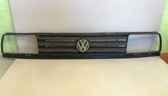 Volkswagen Jetta II Front bumper upper radiator grill 165853653E