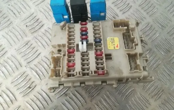 Nissan Almera Tino Fuse box set 243504u100