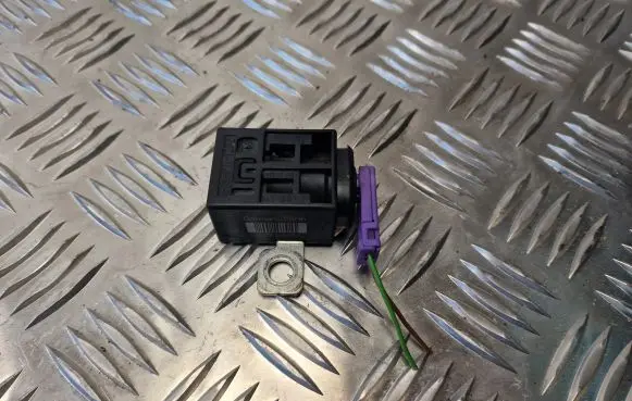 Volkswagen Touareg I Battery relay fuse 4F0915519