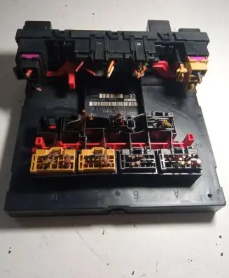 Volkswagen Touran I Fuse box set 3C0937049E F005V00526 H377S1002