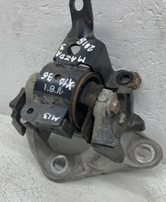 Mazda 3 III Engine mount bracket MAZDA32018