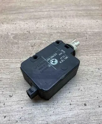 BMW 5 E39 Fuel tank cap lock motor 8352168