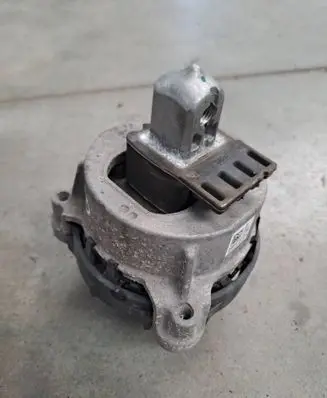 BMW 5 G30 G31 G38 Engine mount bracket 8482772