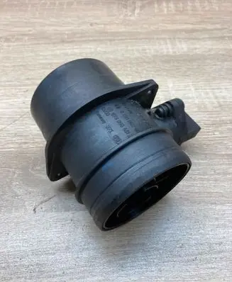 Volkswagen Golf V Mass air flow meter 074906461B 0281002461