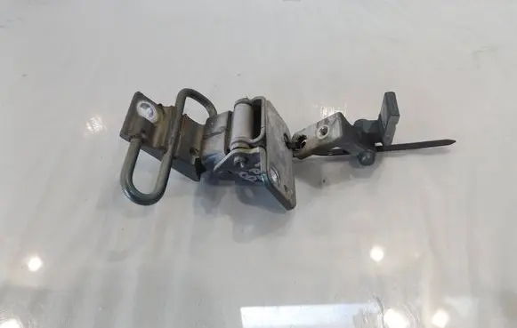 Volkswagen Polo IV 9N3 Front door upper hinge