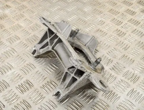 Nissan Qashqai Engine mounting bracket