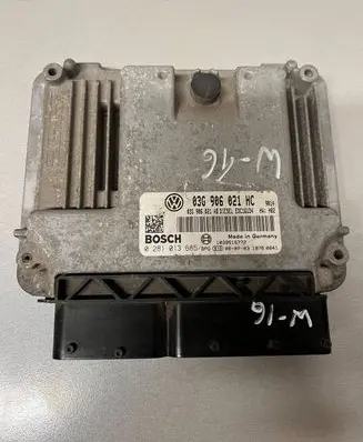 Volkswagen Golf Plus Engine control unit/module 03G906021HC 0281013685
