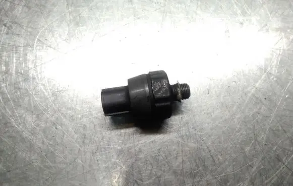 Nissan X-Trail T30 Oil pressure sensor H8061